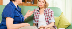 Dos mujeres hablando de la menopausia